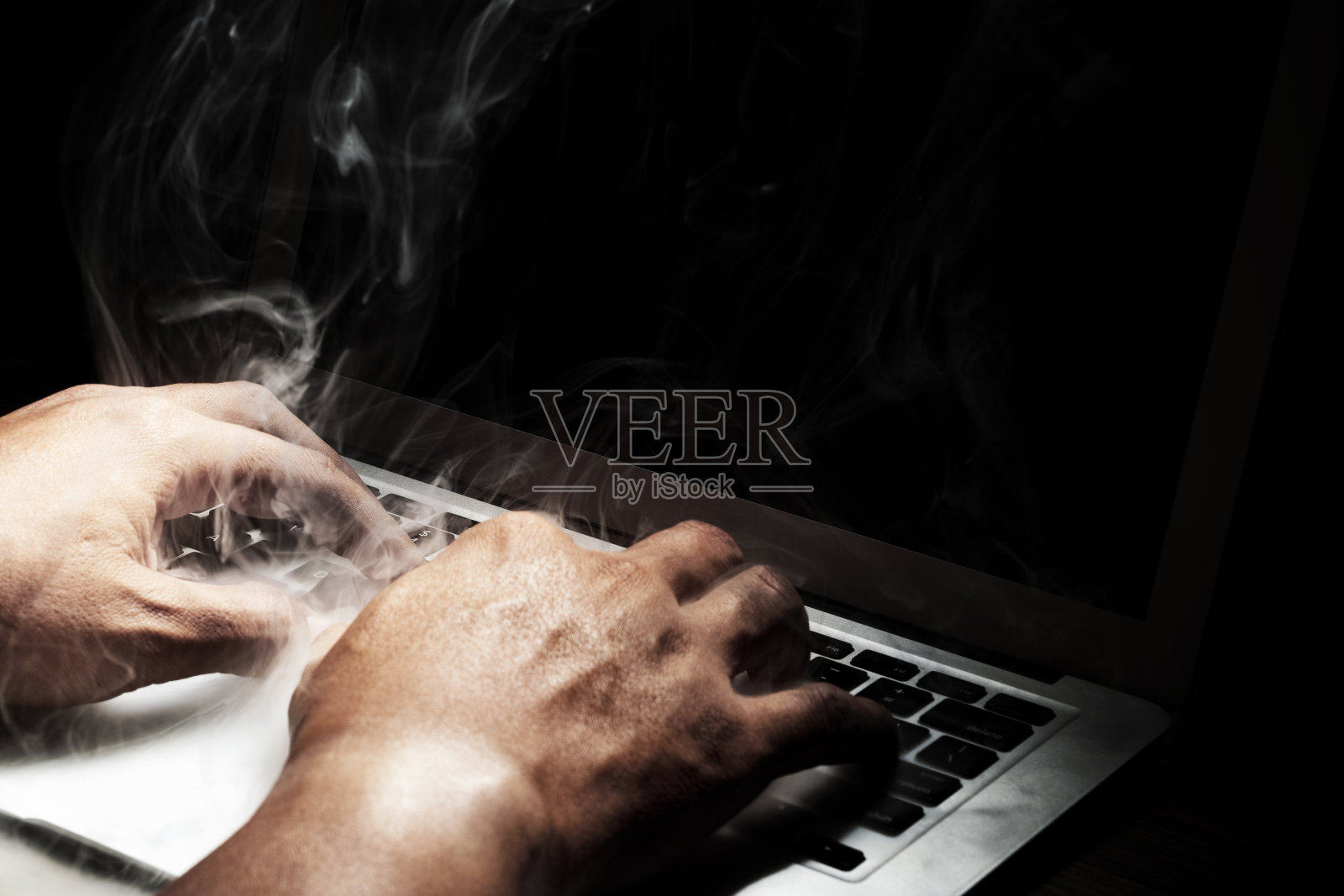 笔记本电脑坏了，在使用过程中会冒烟照片摄影图片