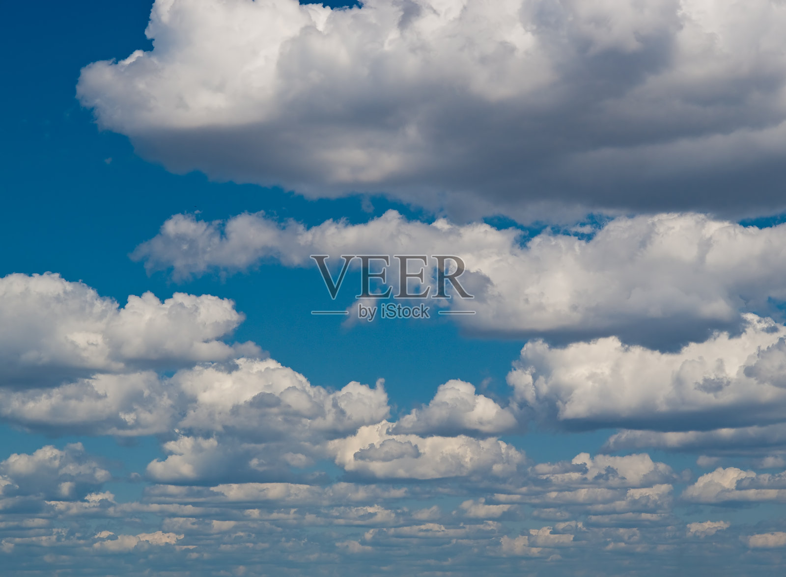 深蓝色的天空和白色的云彩照片摄影图片