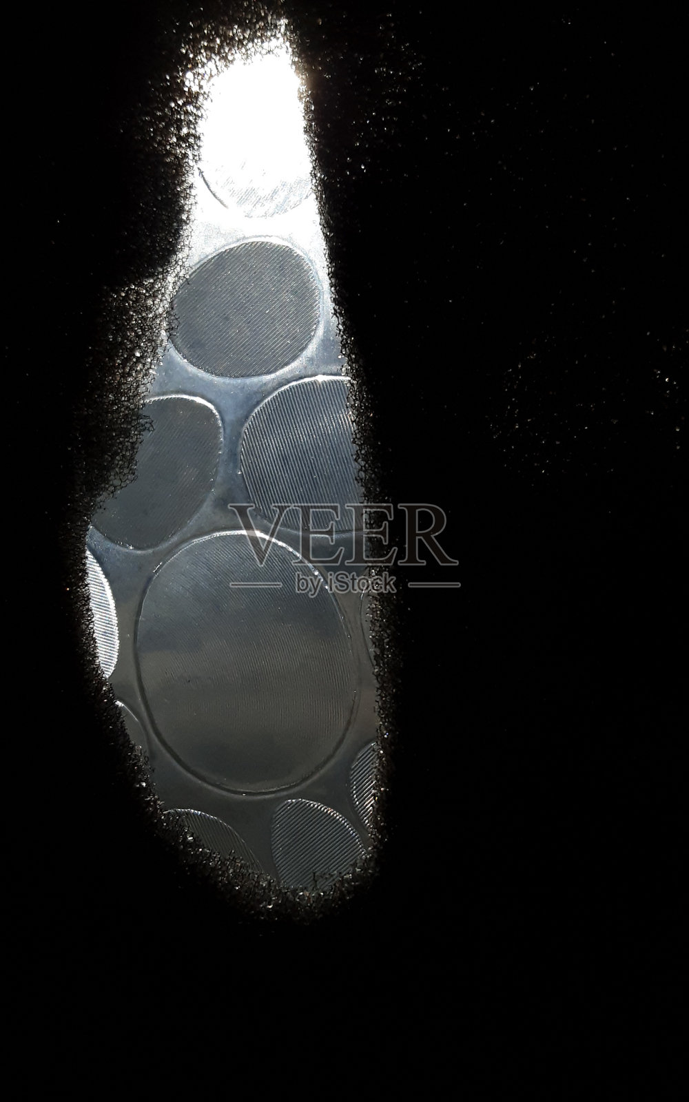 背景图案概念。椭圆形状的洞。黑色蓬松纹理环绕。照片摄影图片