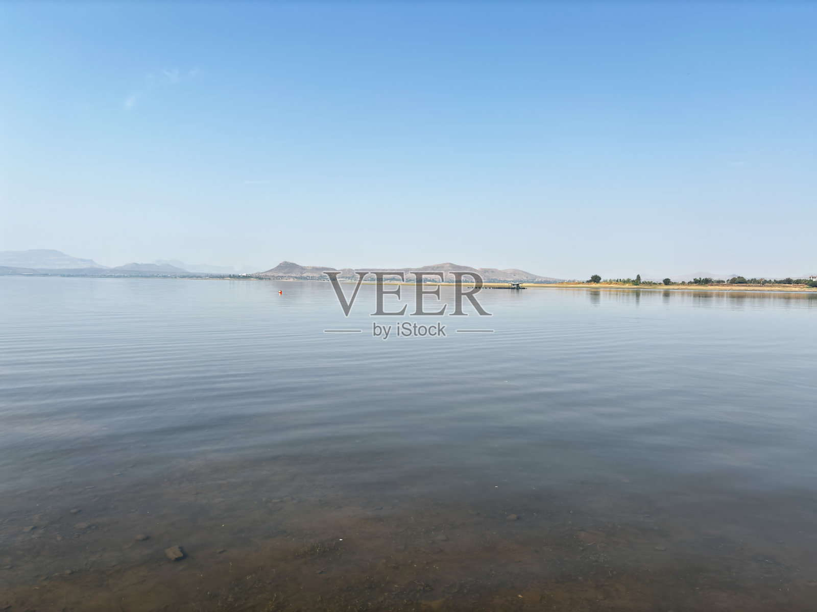 背景是山脉的平静湖面照片摄影图片