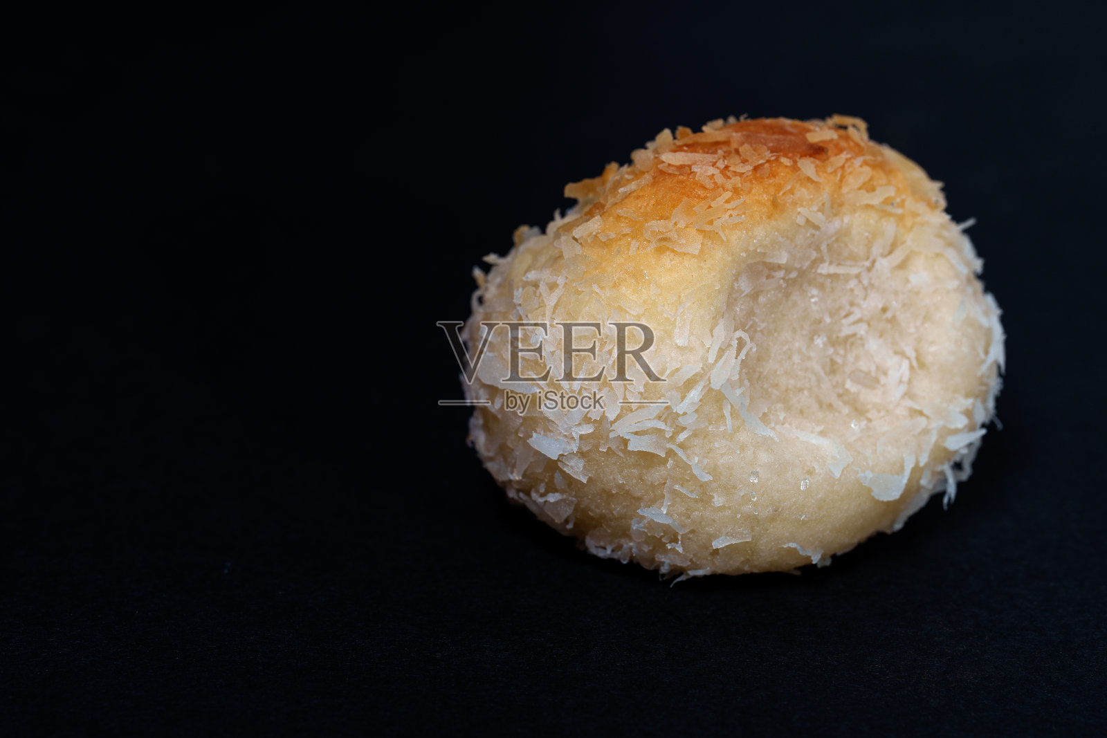 黑色背景上的椰子甜饼照片摄影图片