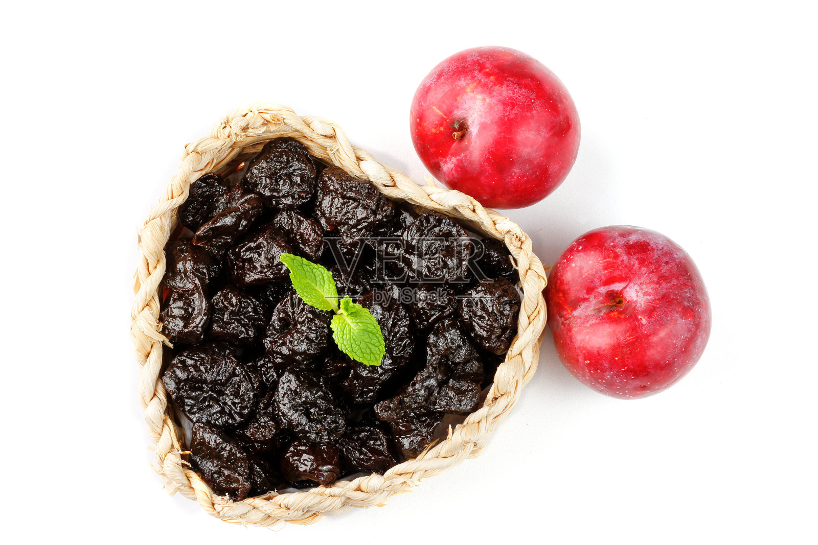 干李子在篮子孤立在一个白色的背景顶视图照片摄影图片