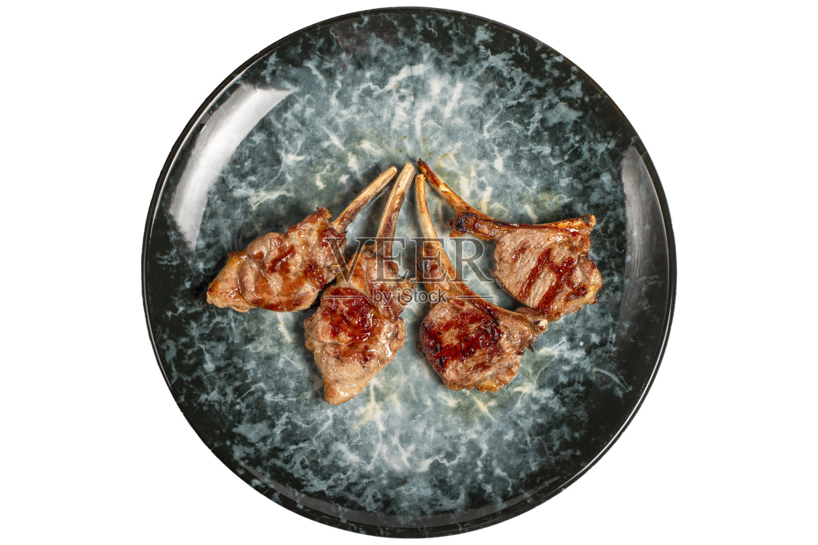 刚烤好的羊排孤立在白色的背景上。木头背景上的烤羊排片。高质量的照片。俯视图照片摄影图片