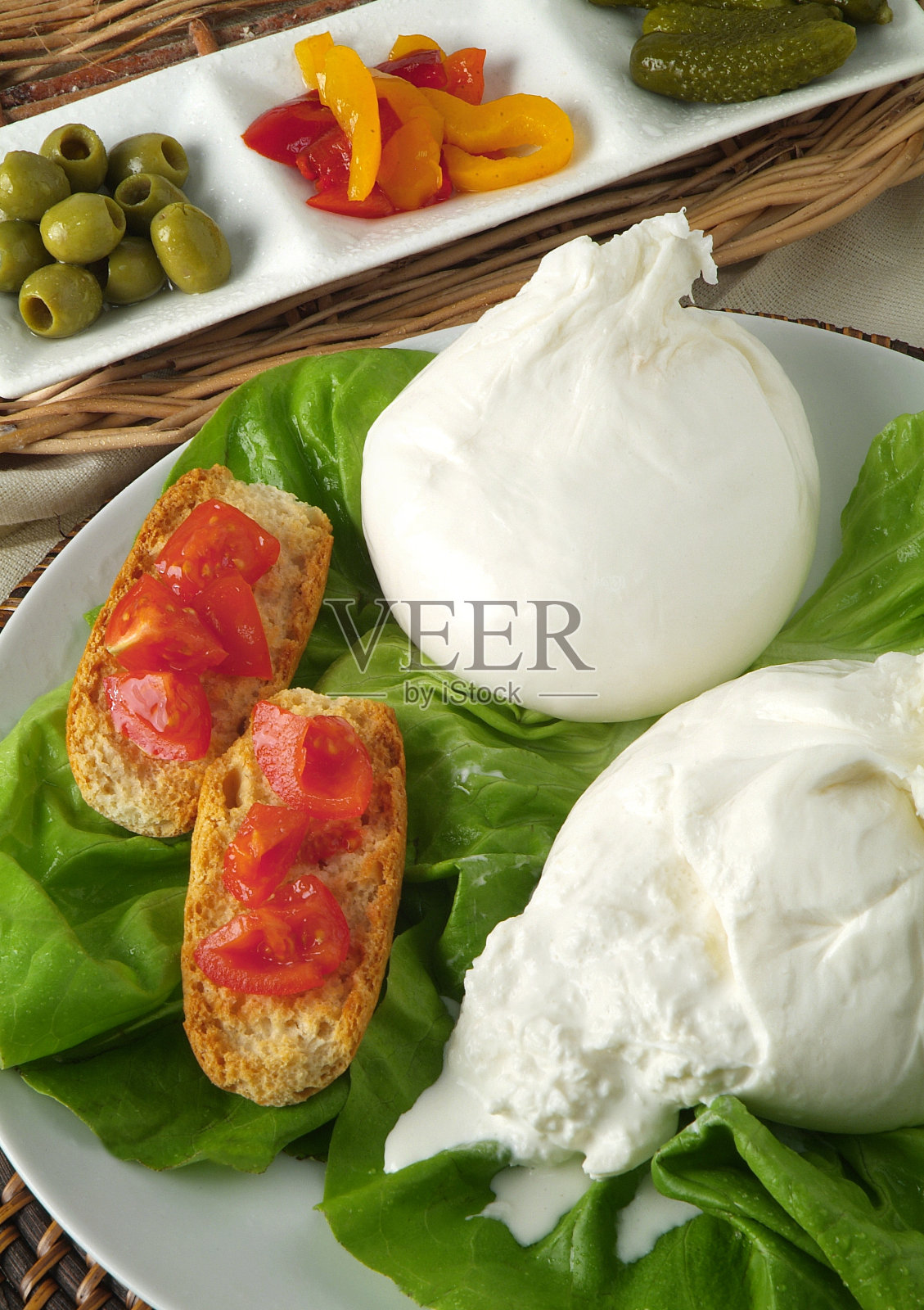 马苏里拉奶酪里塞满了布拉塔奶酪照片摄影图片