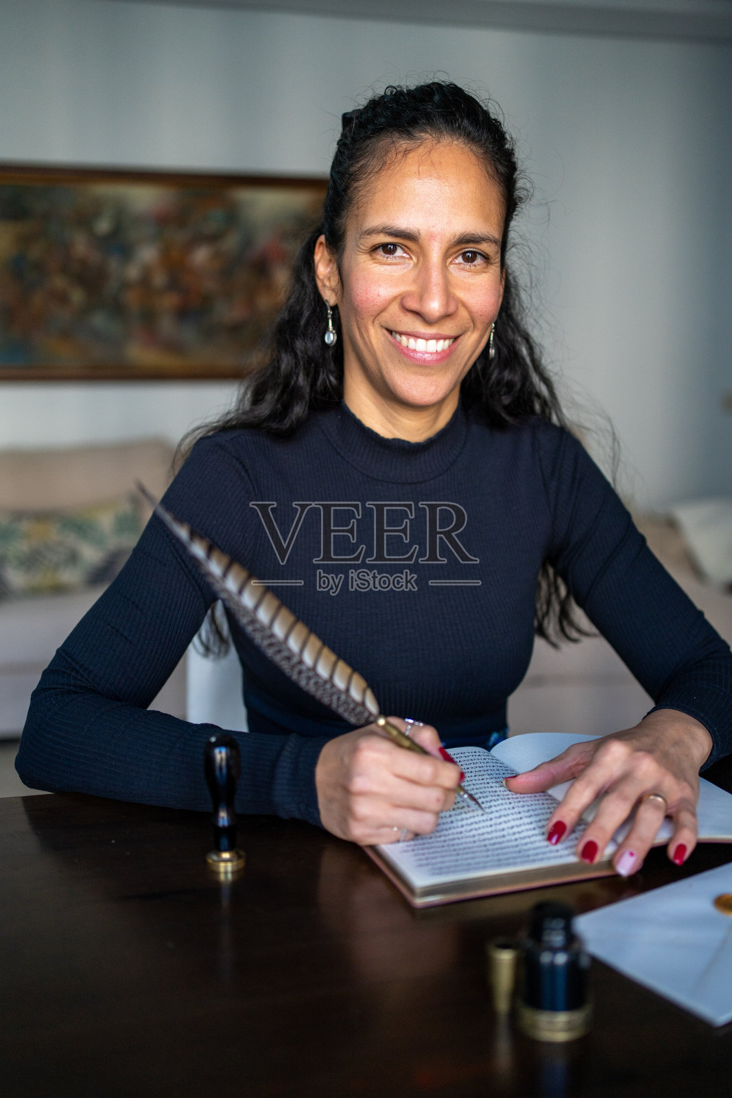 一位拉丁美女优雅地创作书法照片摄影图片