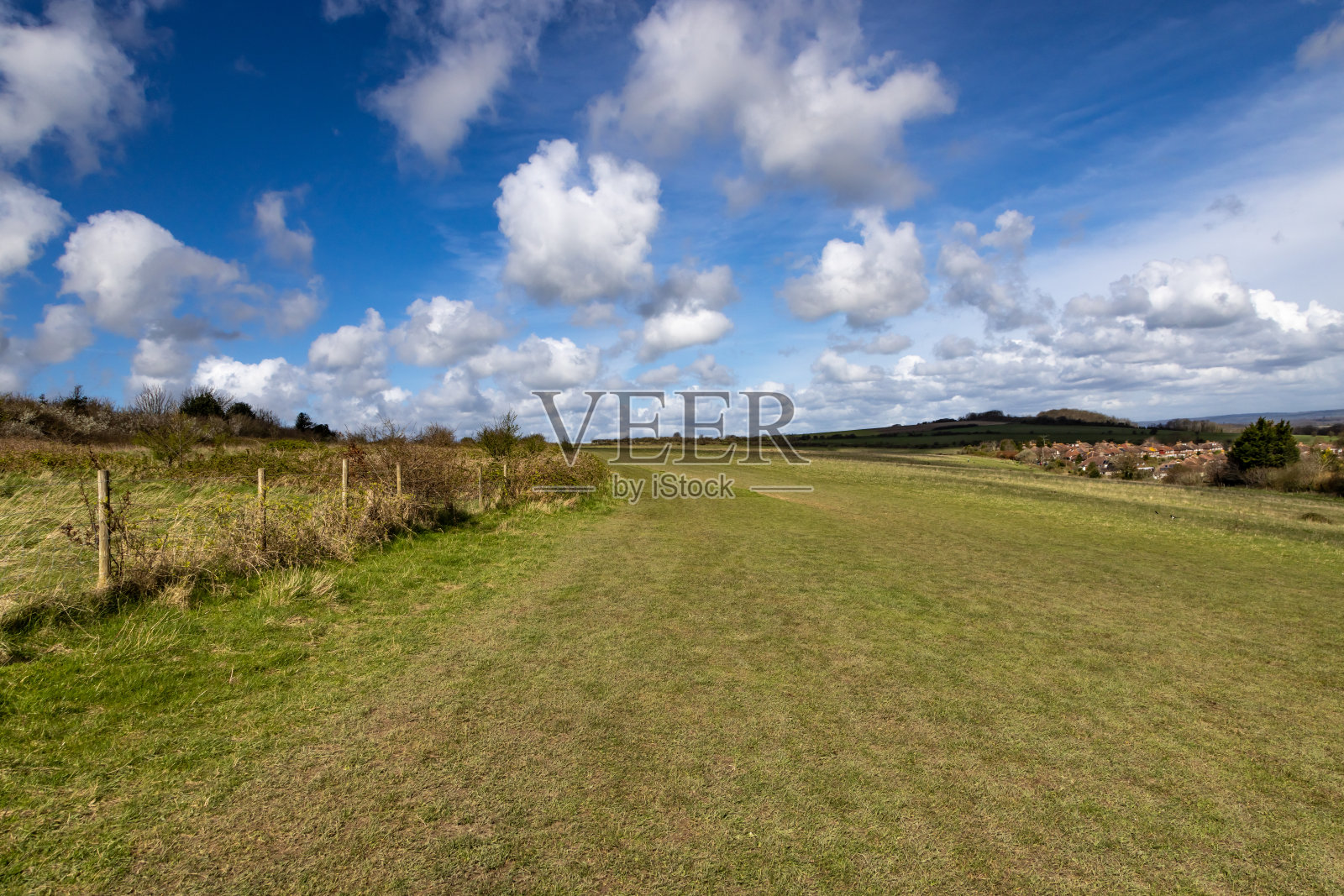 阳光明媚的一天，刘易斯赛马场附近的风景照片照片摄影图片