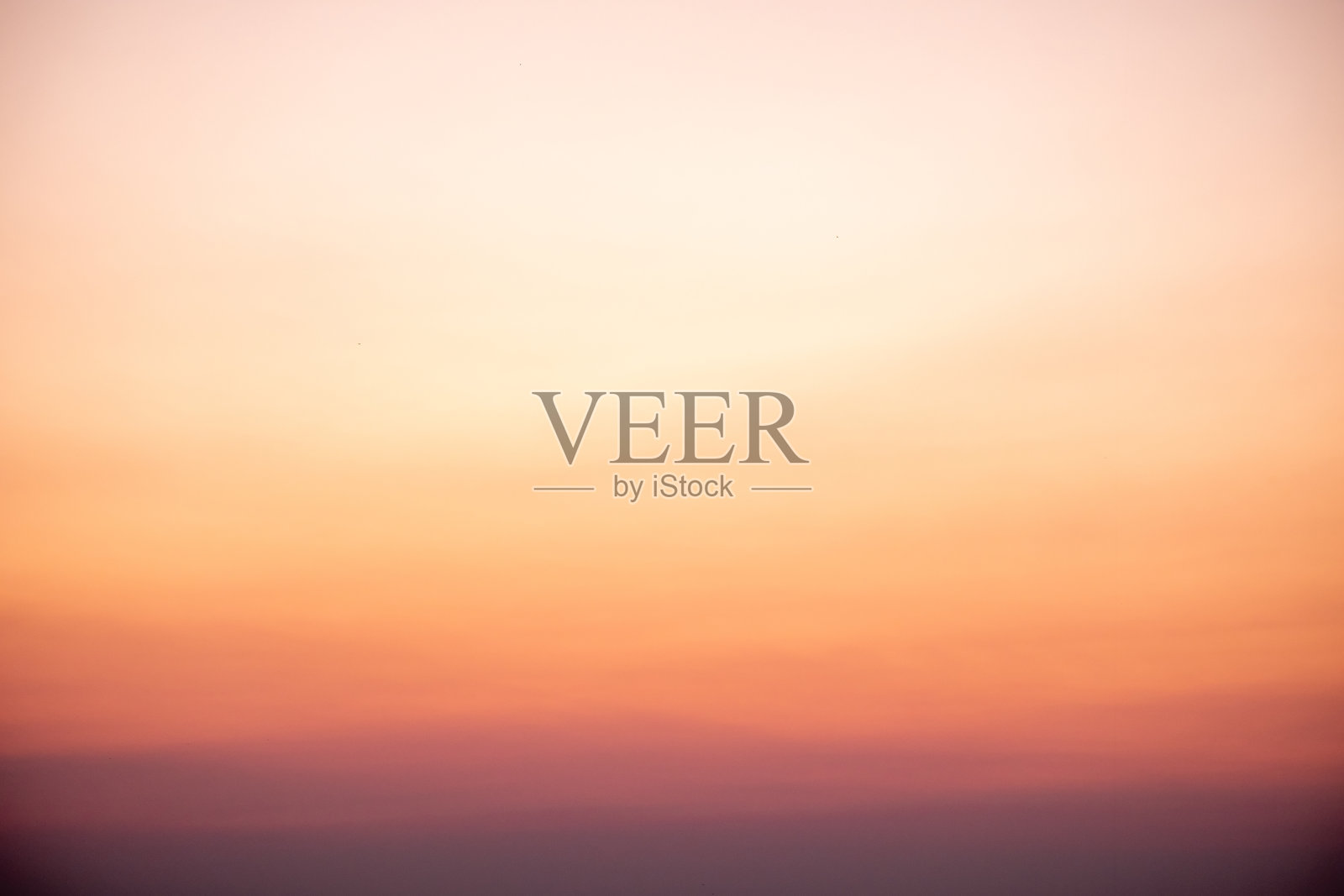 美丽、奢华、柔和渐变的橙金云和阳光在蓝天上完美的背景，拍摄于傍晚、暮光、大尺寸、高清晰度的风景照片照片摄影图片