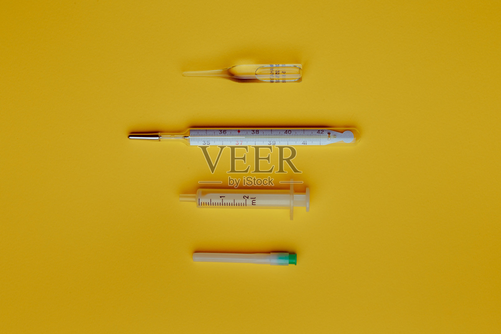 在污染空气环境中生存的医用口罩。防止病毒感染。照片摄影图片