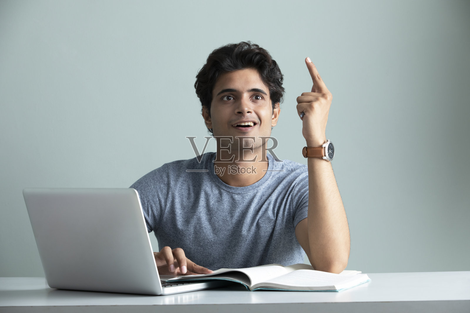 学生在使用笔记本电脑时有想法。照片摄影图片