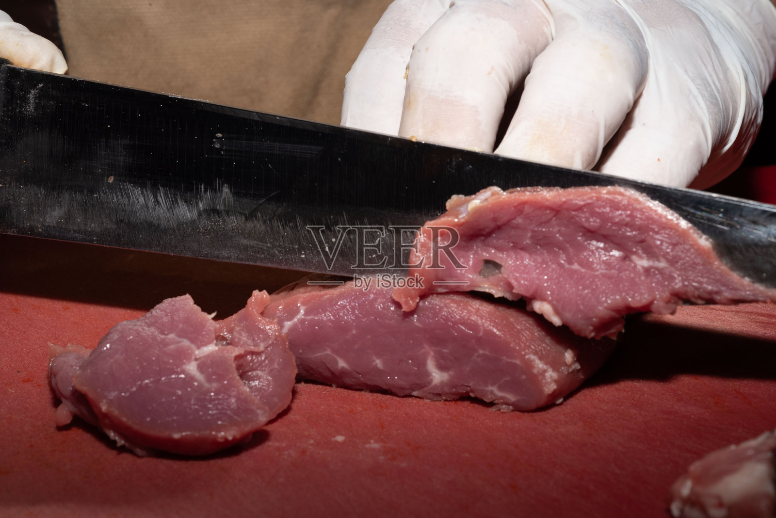 厨师切生肉照片摄影图片