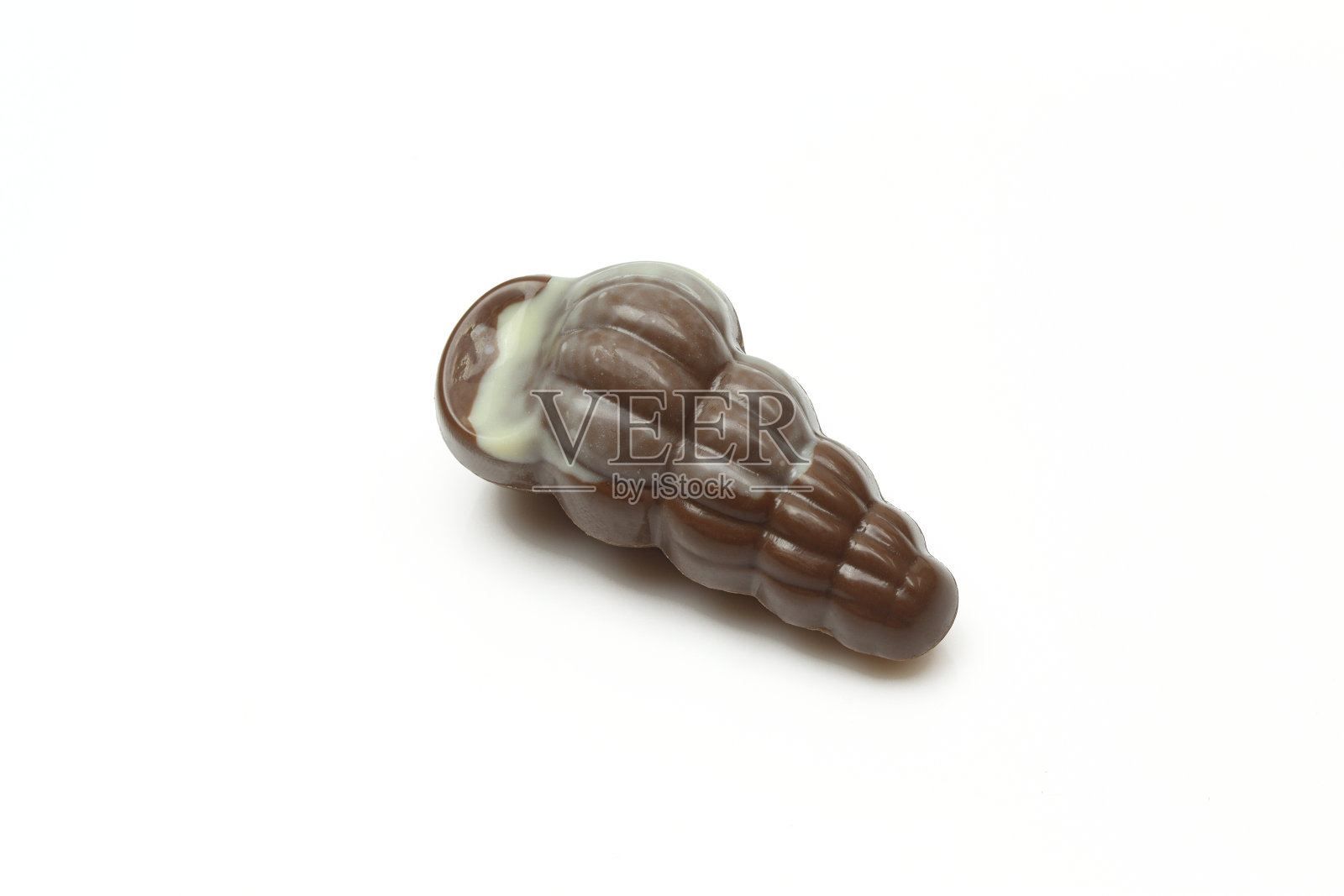 巧克力果仁形状像贝壳孤立在白色背景照片摄影图片