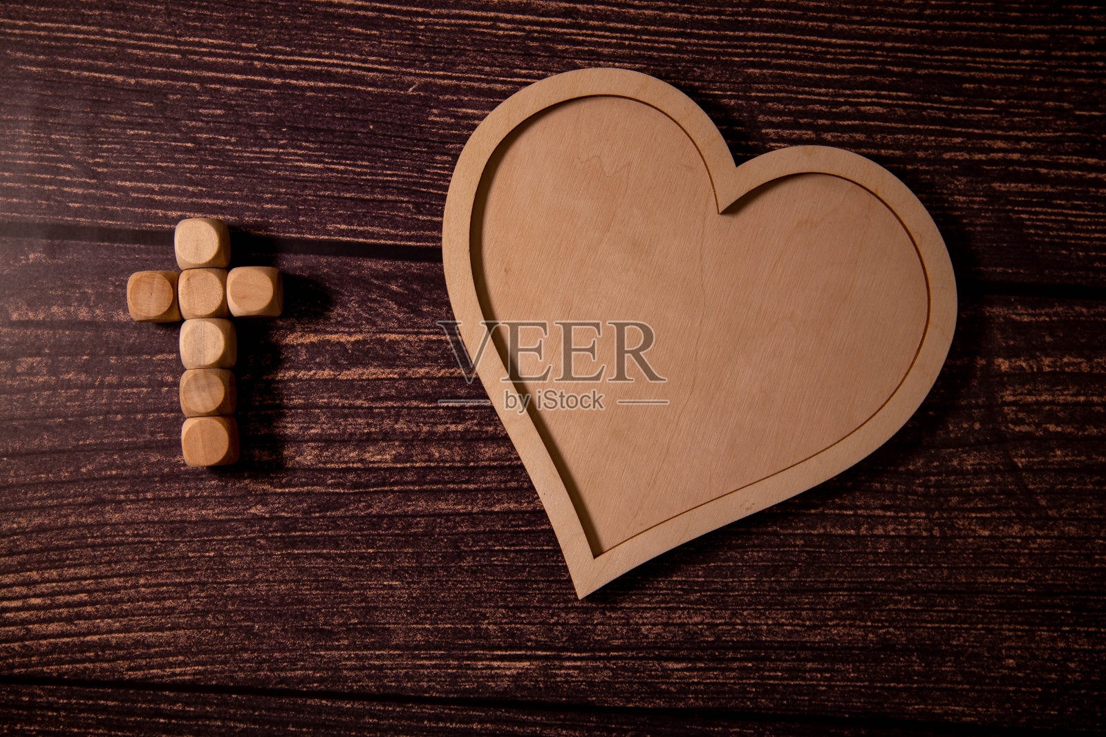 木制背景，橄榄心和白色十字架作为讣告照片摄影图片