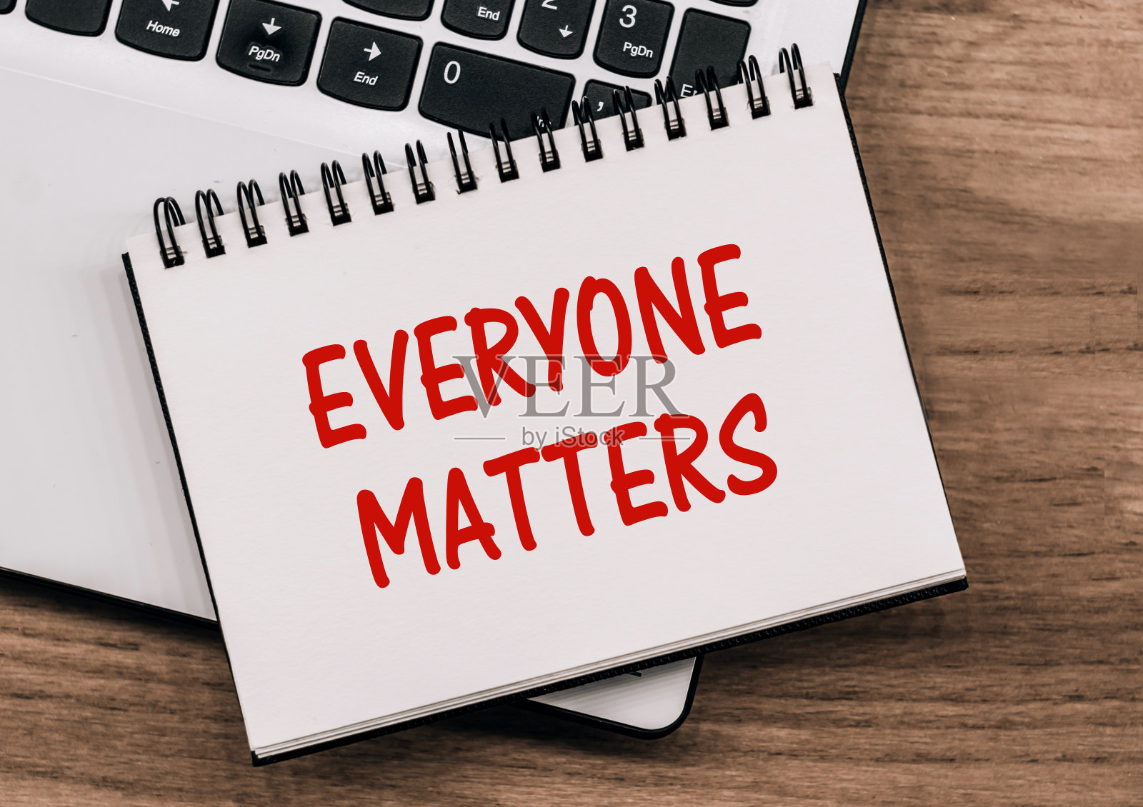 每个人都很重要的文本在笔记本电脑上的办公桌上照片摄影图片