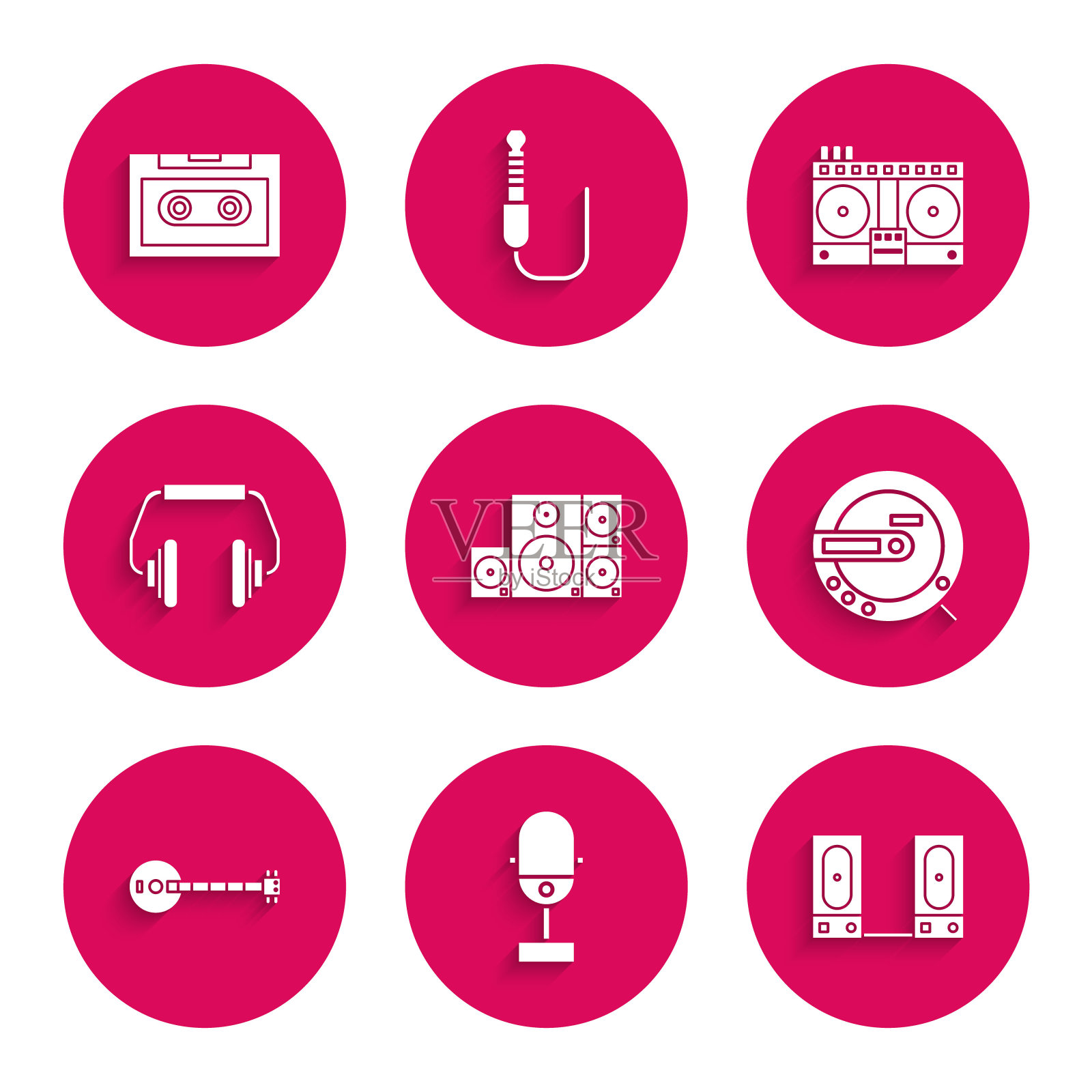 集立体声扬声器，麦克风，音乐CD播放器，班卓琴，耳机，DJ遥控器播放和混合音乐和复古音频盒式磁带图标。向量插画图片素材