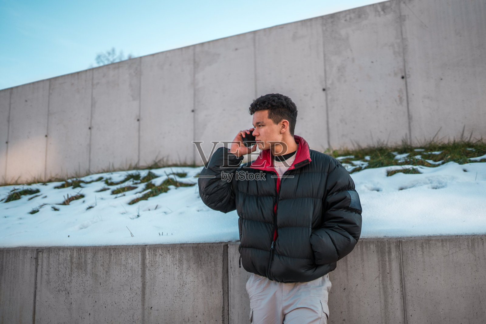 亚洲男性青少年在冬季使用智能手机照片摄影图片