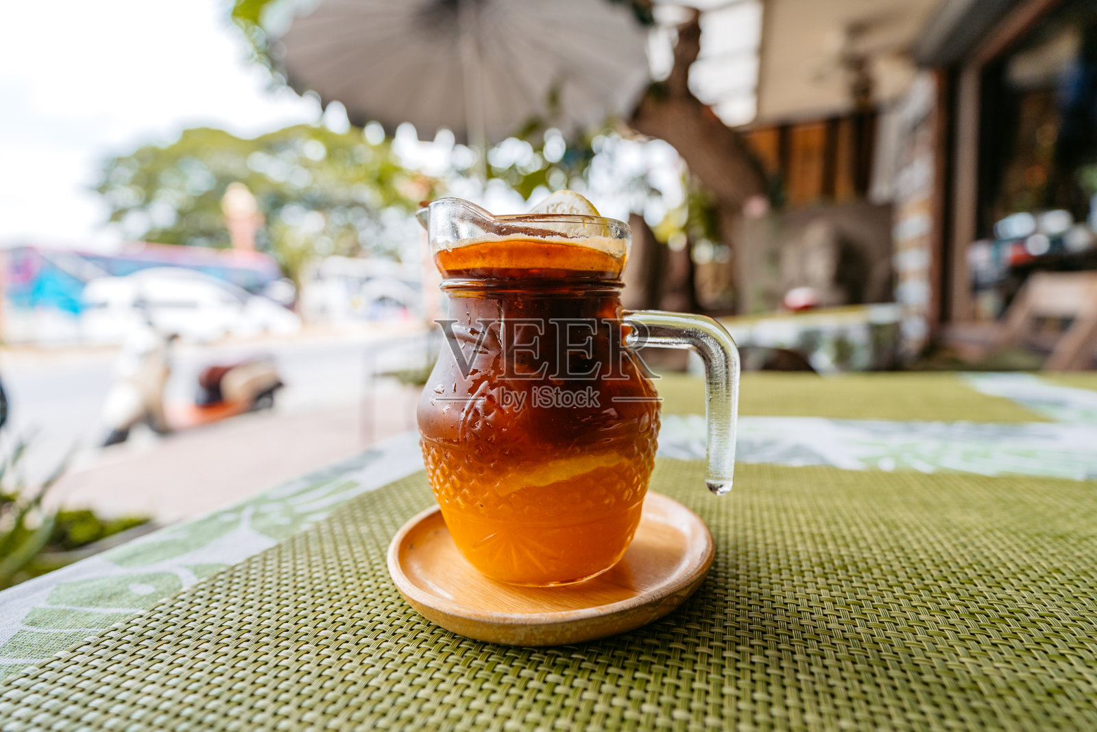 泰国酒吧里桌上的泰国茶照片摄影图片