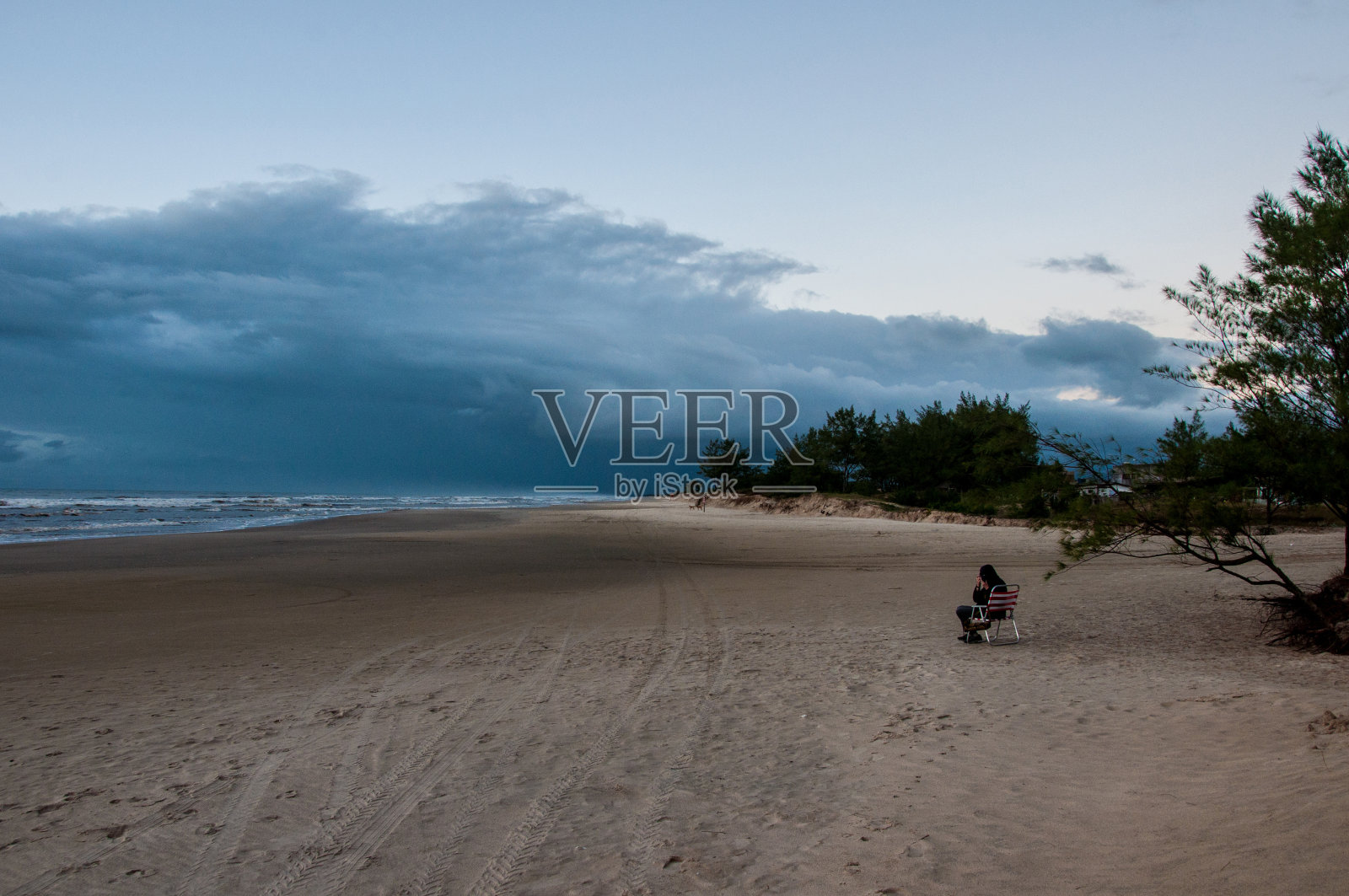 拍摄大海的人照片摄影图片