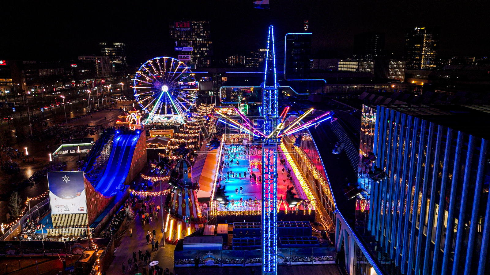 阿姆斯特丹的圣诞娱乐场所，人们在圣诞市场购物，欧洲的圣诞时间，荷兰圣诞市场，圣诞旋转木马，溜冰场和摩天轮，阿姆斯特丹圣诞市场照片摄影图片