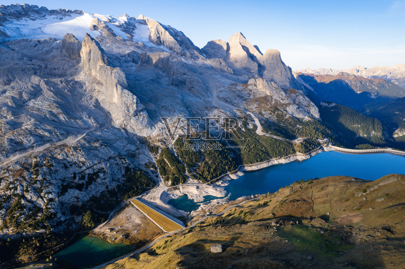意大利多洛米蒂山脉的马尔莫拉达及其冰川照片摄影图片