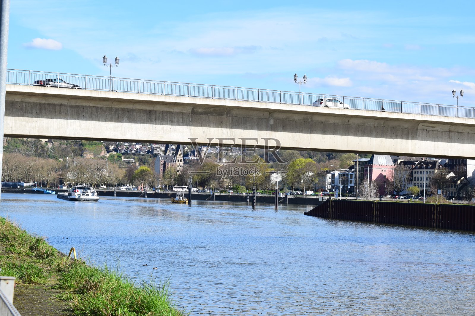 一艘货船在科布伦茨的一座桥下照片摄影图片