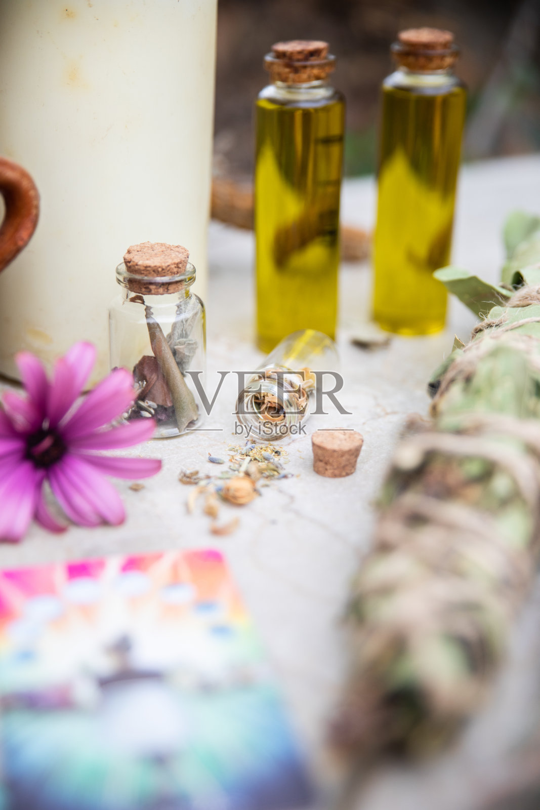 各种草药和油罐的细节照片摄影图片