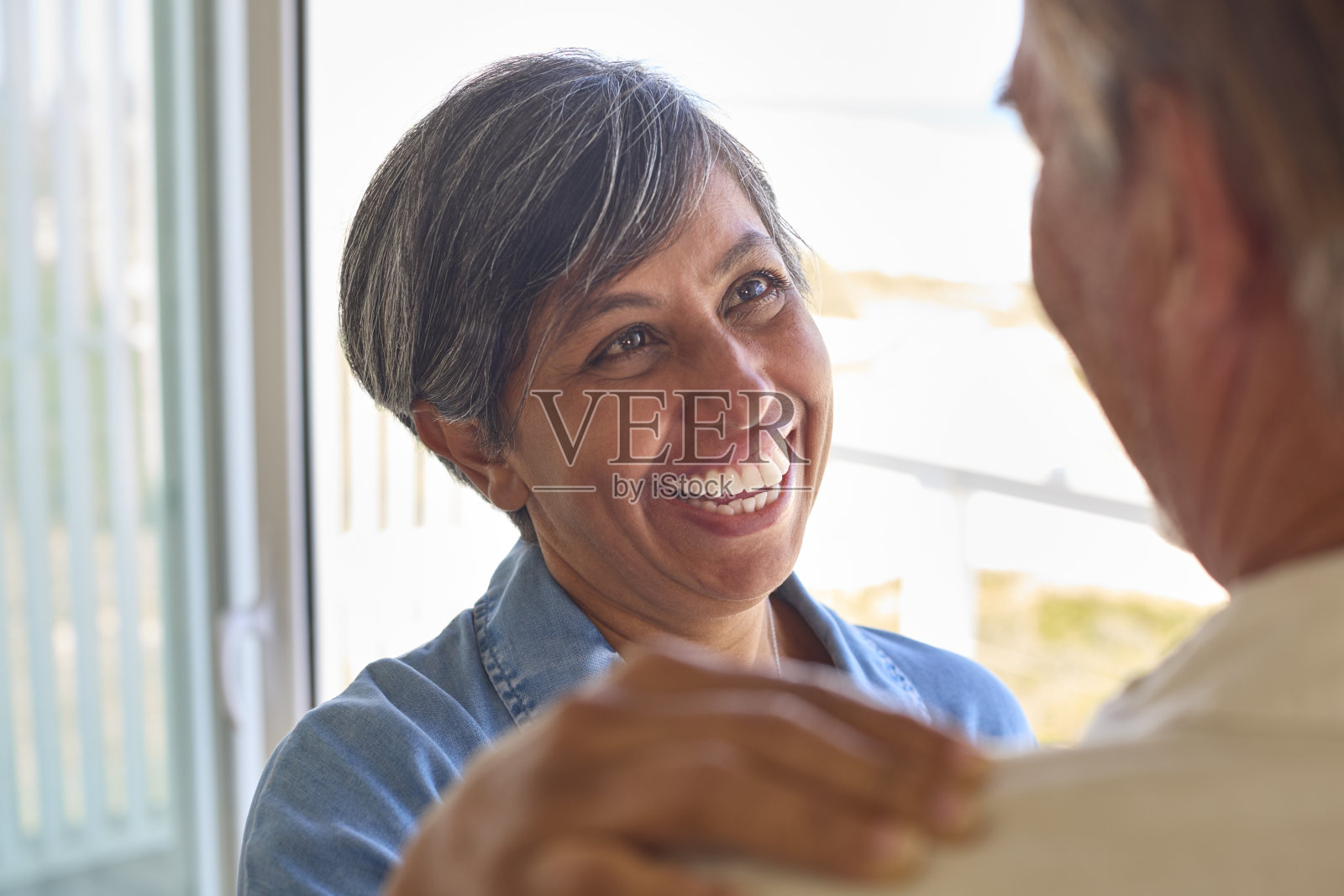 亲密的成熟夫妇拥抱在海滨别墅俯瞰海洋暑假照片摄影图片