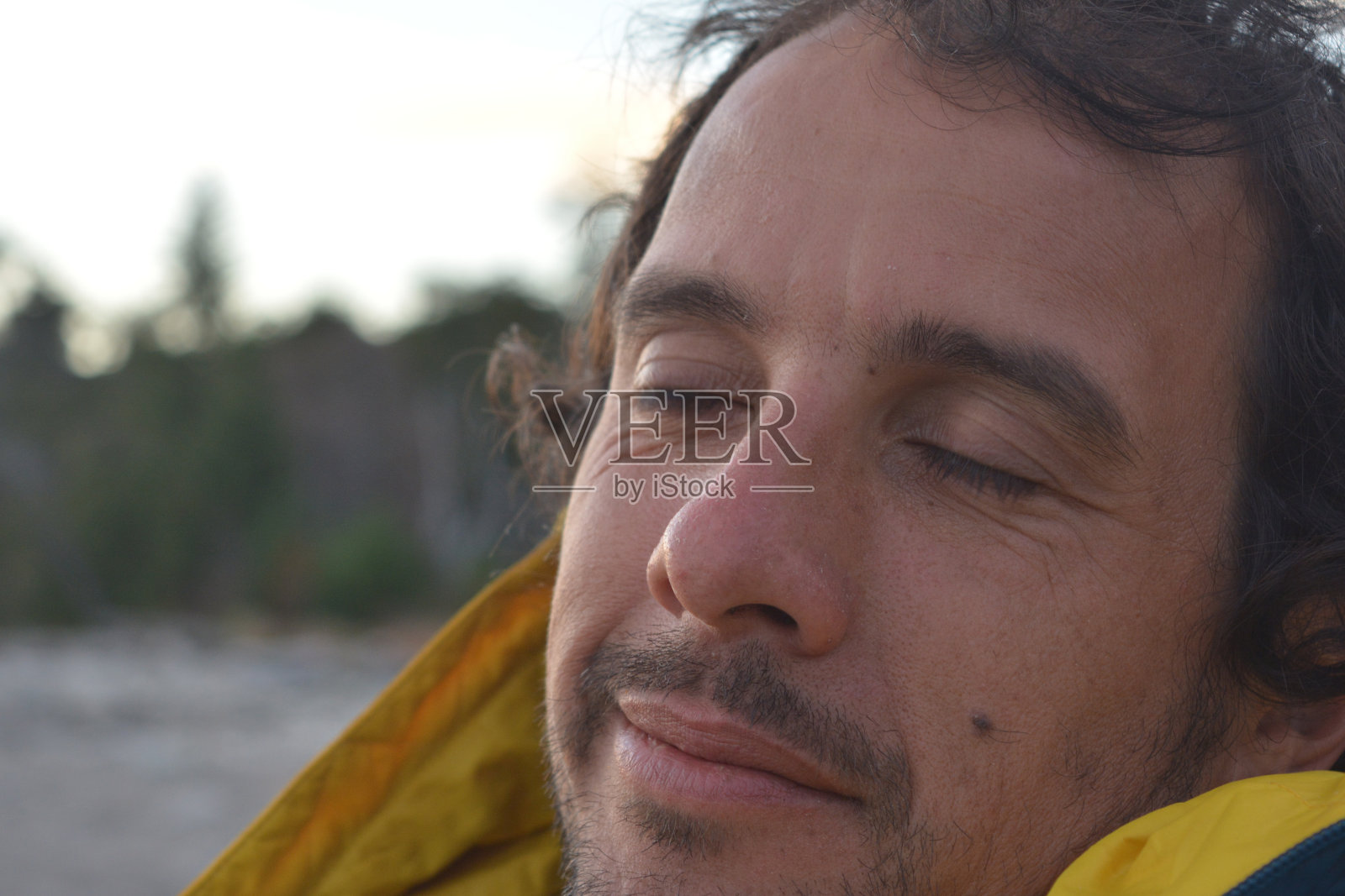 阳刚的男人闭着眼睛在户外思考照片摄影图片