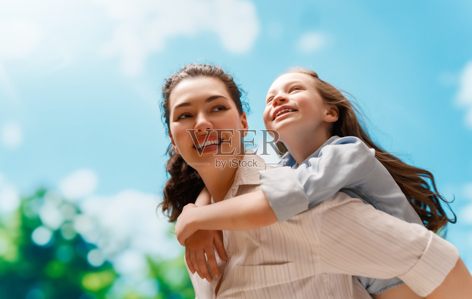 大自然中的幸福家庭照片摄影图片