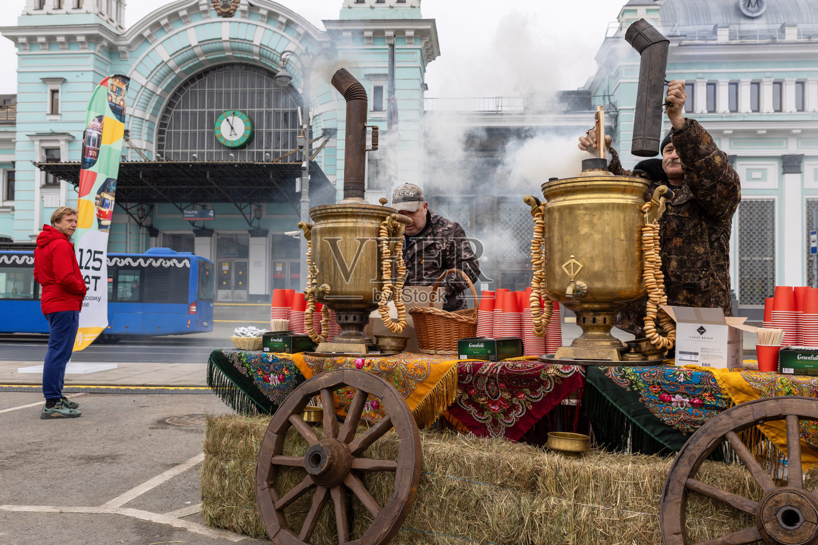 在莫斯科电车系统125周年的庆祝活动上，用真正的茶炊泡茶。照片摄影图片