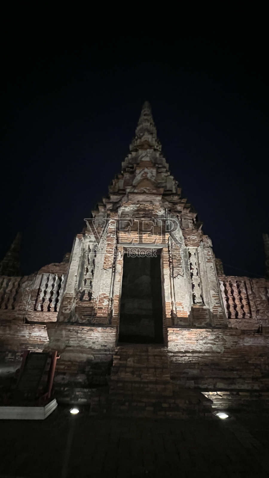 晚上的Chaiwatthanaram，宏伟的修复寺庙遗址位于大城城，历史地标。照片摄影图片