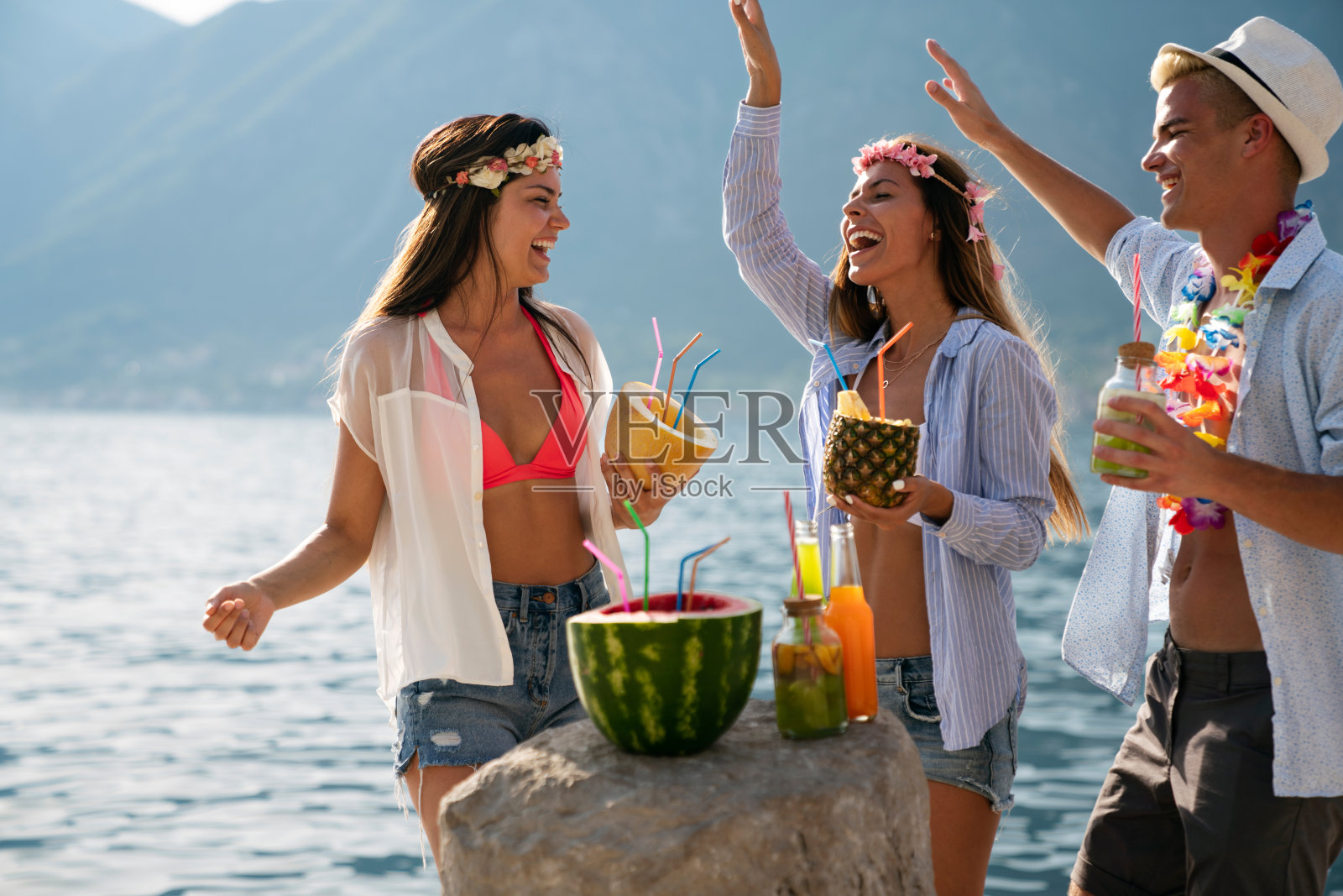 一群朋友在夏威夷的暑假聚会。人们乐趣旅游的概念。照片摄影图片