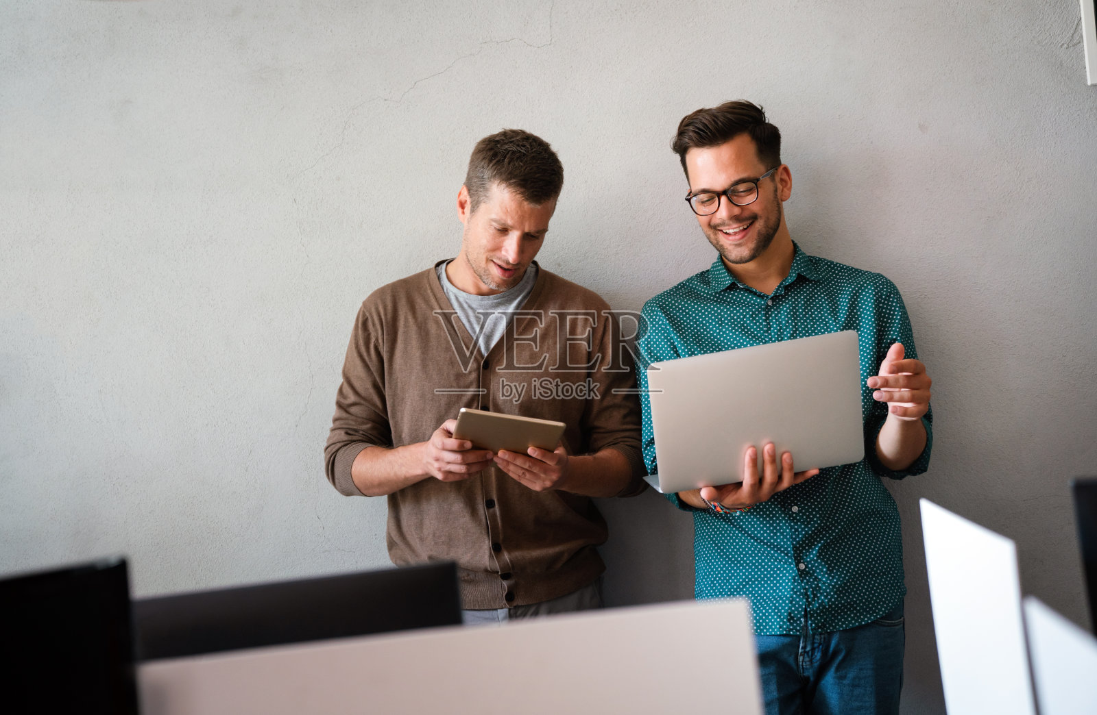 投资者经纪人分析指数在线加密货币股票。照片摄影图片