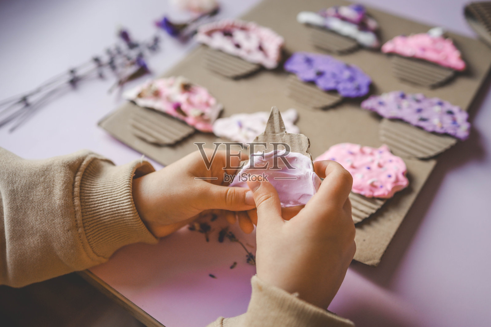 一个孩子用橡皮泥雕刻，一个活动的想法照片摄影图片