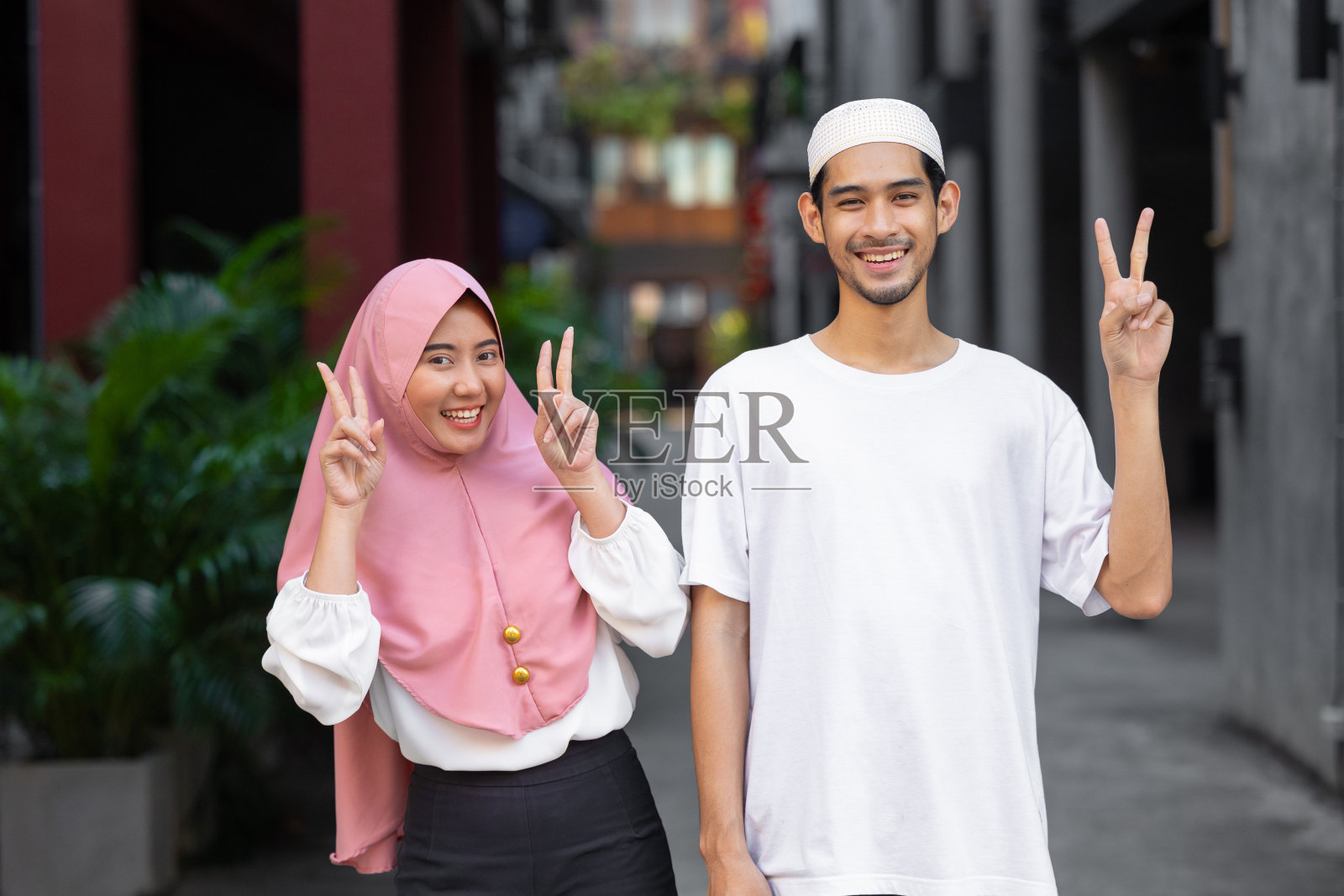 幸福的穆斯林青年男女情侣朋友站在一起享受乐趣的户外生活方式照片摄影图片