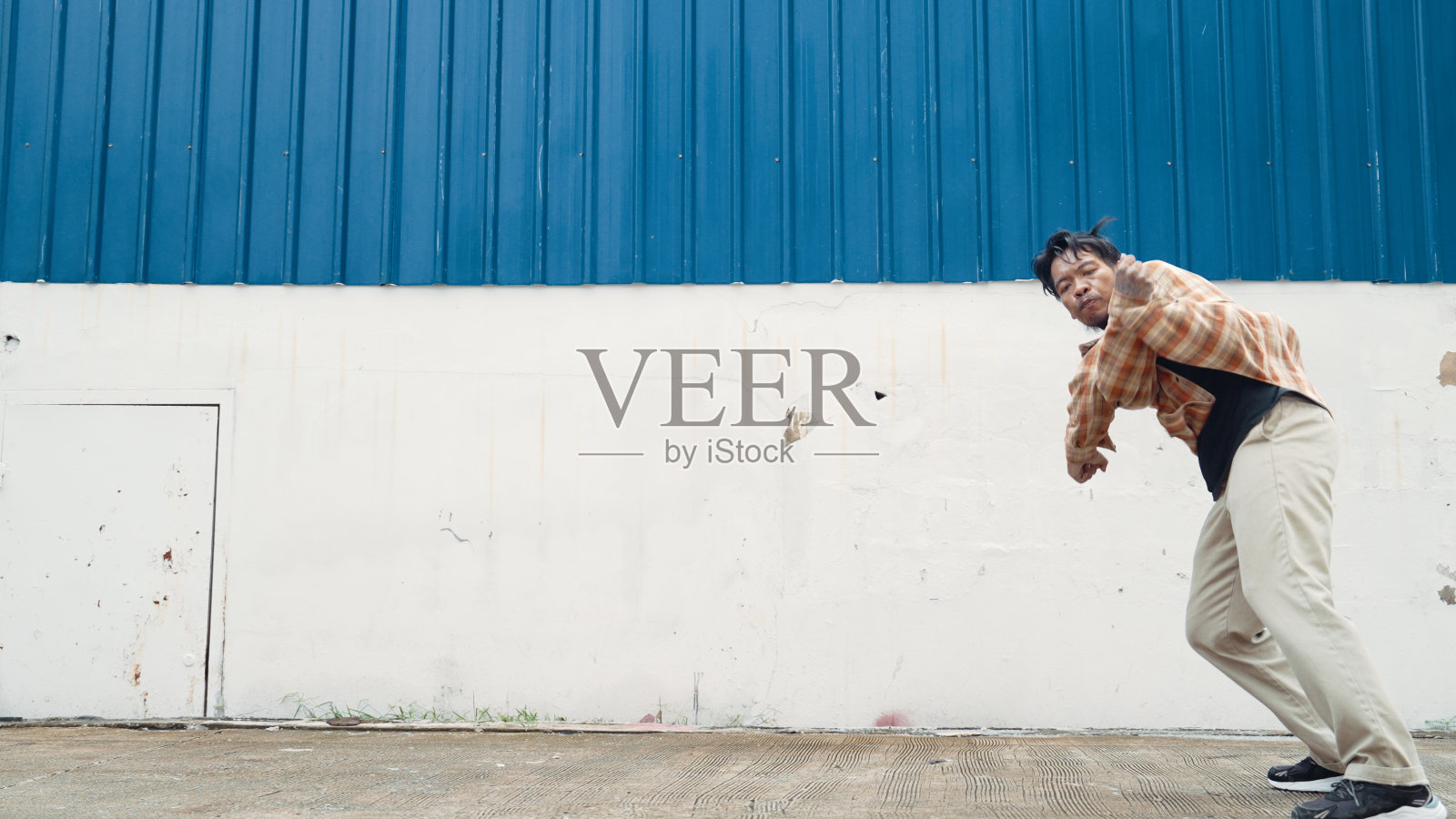 西班牙滑稽的舞蹈编导以嘻哈风格跳舞。现代舞蹈。努力。照片摄影图片