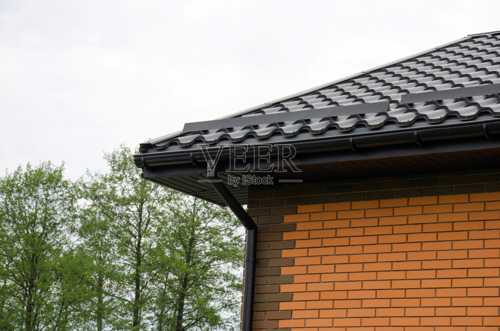 屋顶悬垂的塑料排水沟系统照片摄影图片