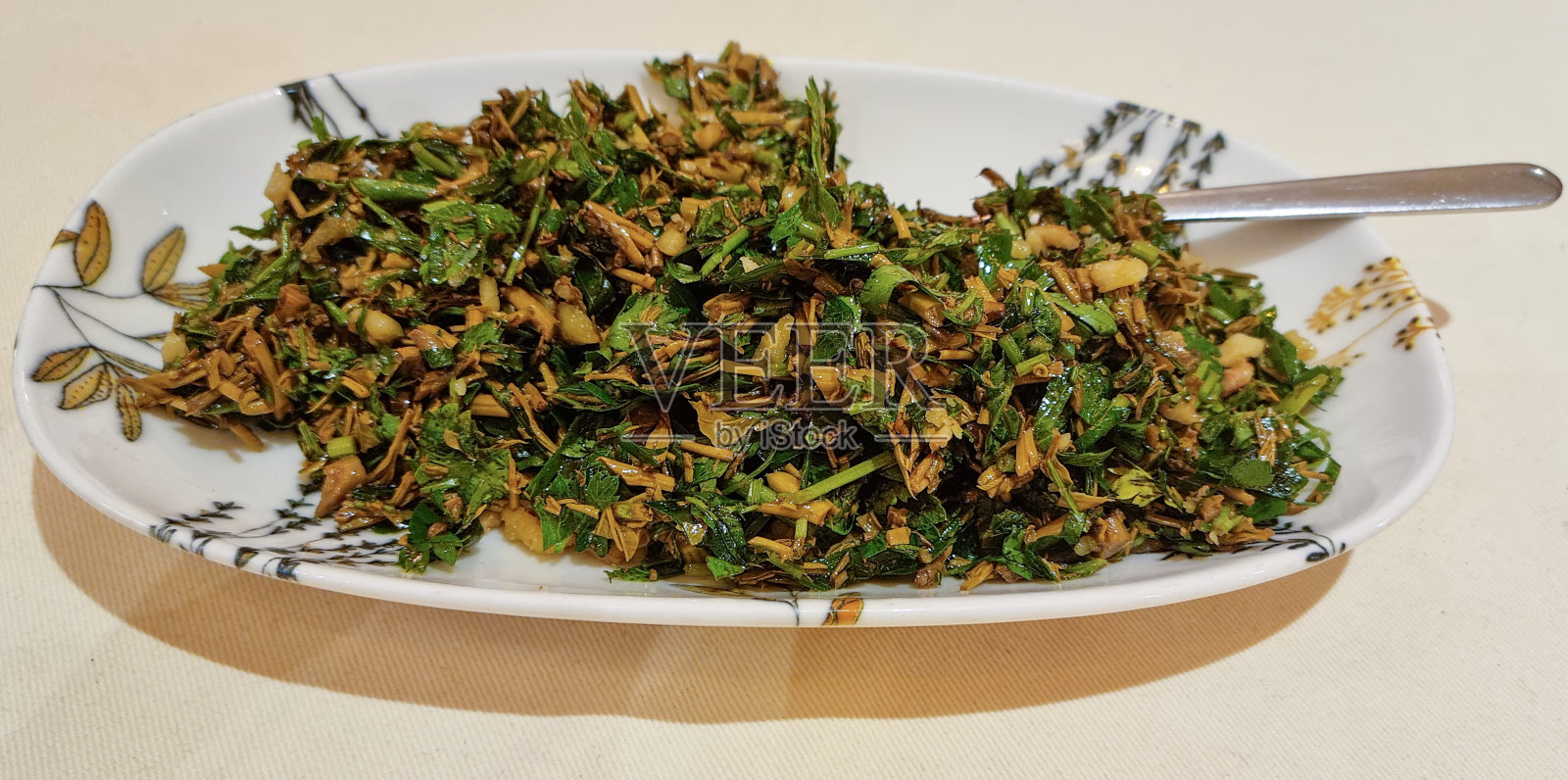 新鲜混合沙拉芝麻菜，生菜，菠菜在黑色碗照片摄影图片