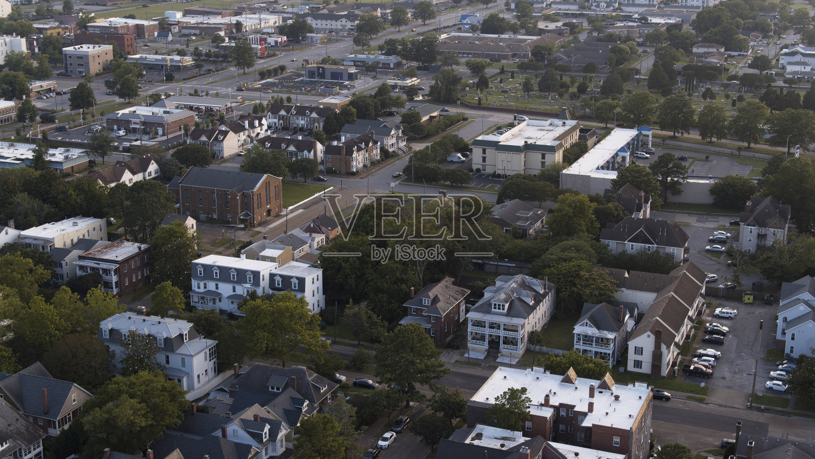住宅区有独立的房屋和建筑物，沿着街道排成一排。维吉尼亚的朴茨茅斯鸟瞰图照片摄影图片