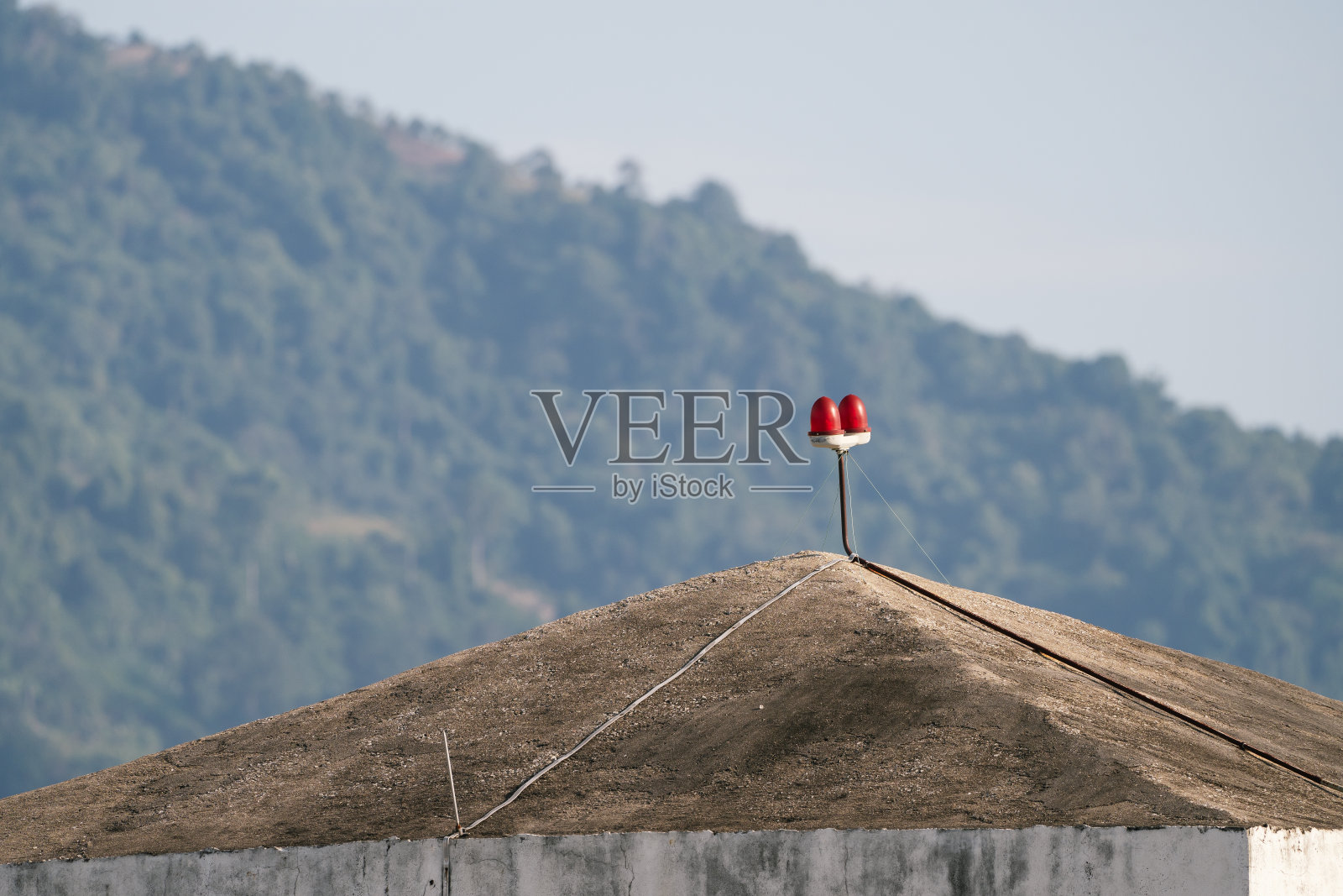 安装在高层建筑顶部的飞机安全红色警示灯照片摄影图片