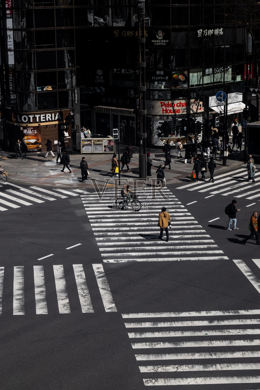 人们穿过银座路照片摄影图片