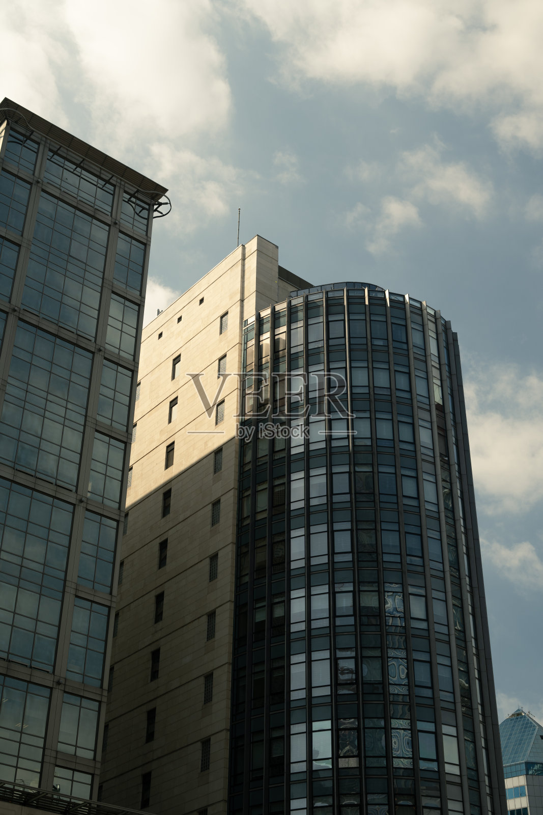 2座拥有现代玻璃窗的摩天大楼照片摄影图片