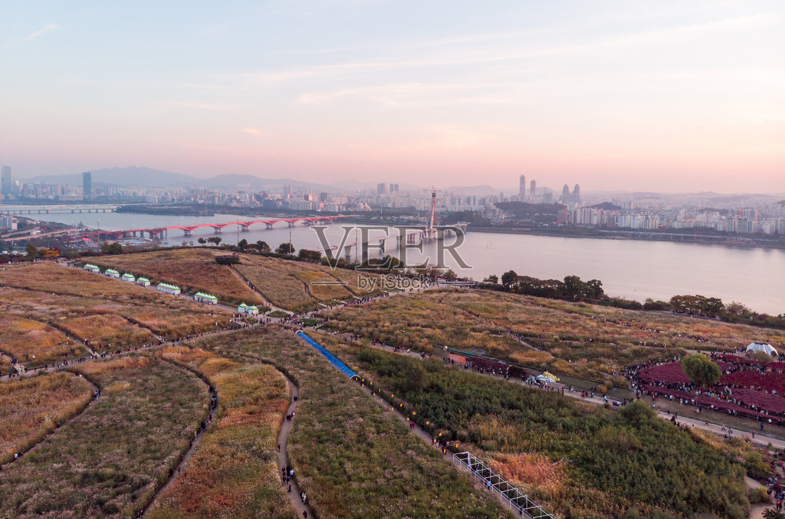 首尔的日落。空中城市。韩国。城市天际线。麻婆豆腐。Haneul Park在后台。汉江照片摄影图片