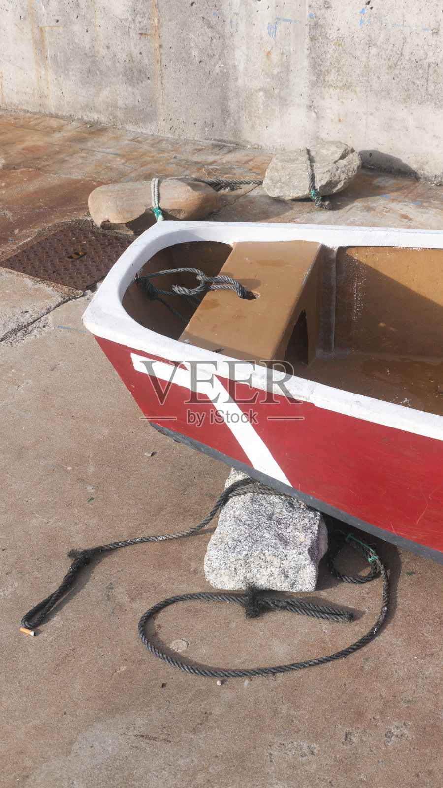 在港口用岩石作锚的船照片摄影图片