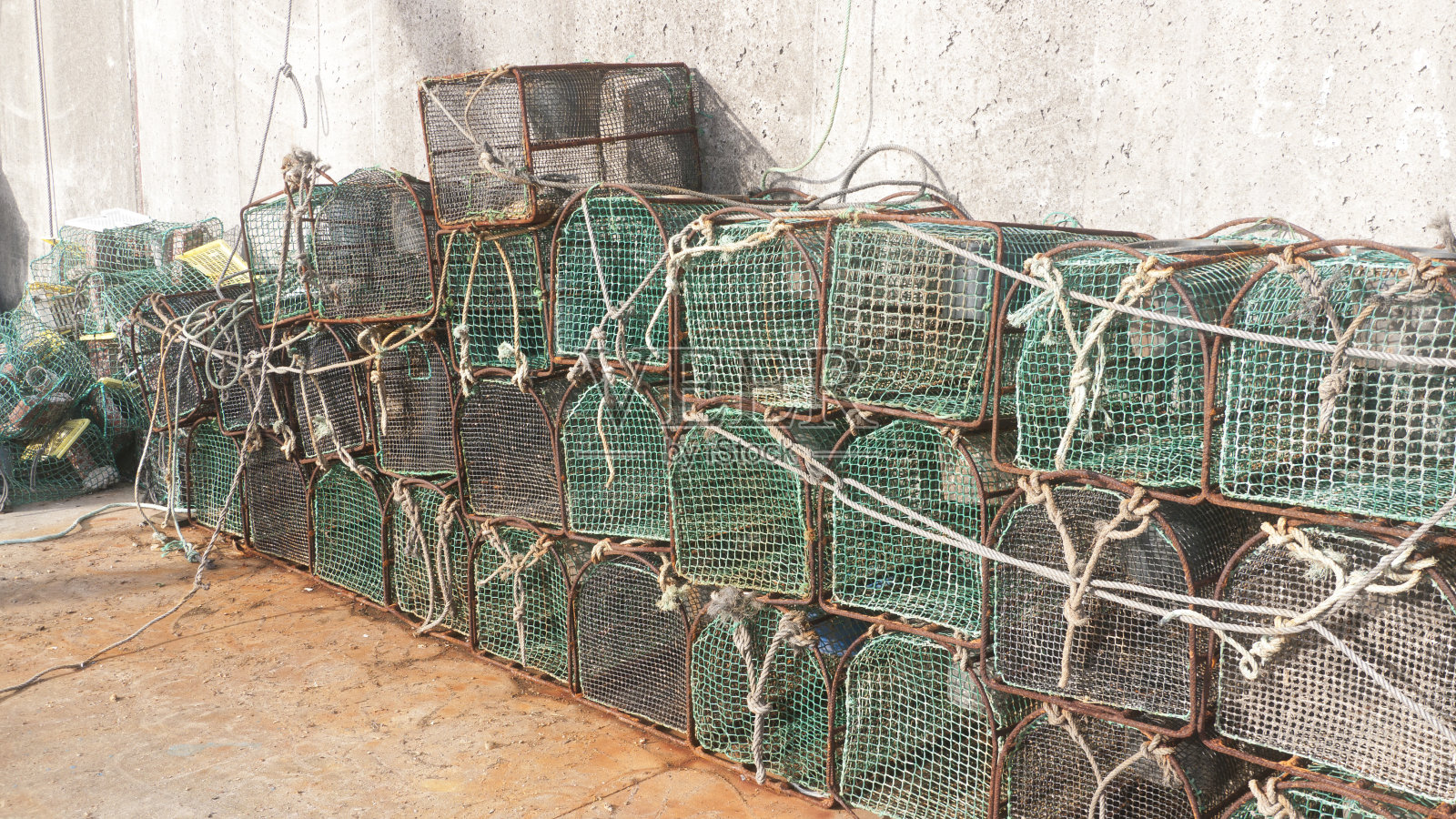 渔笼堆在港口照片摄影图片