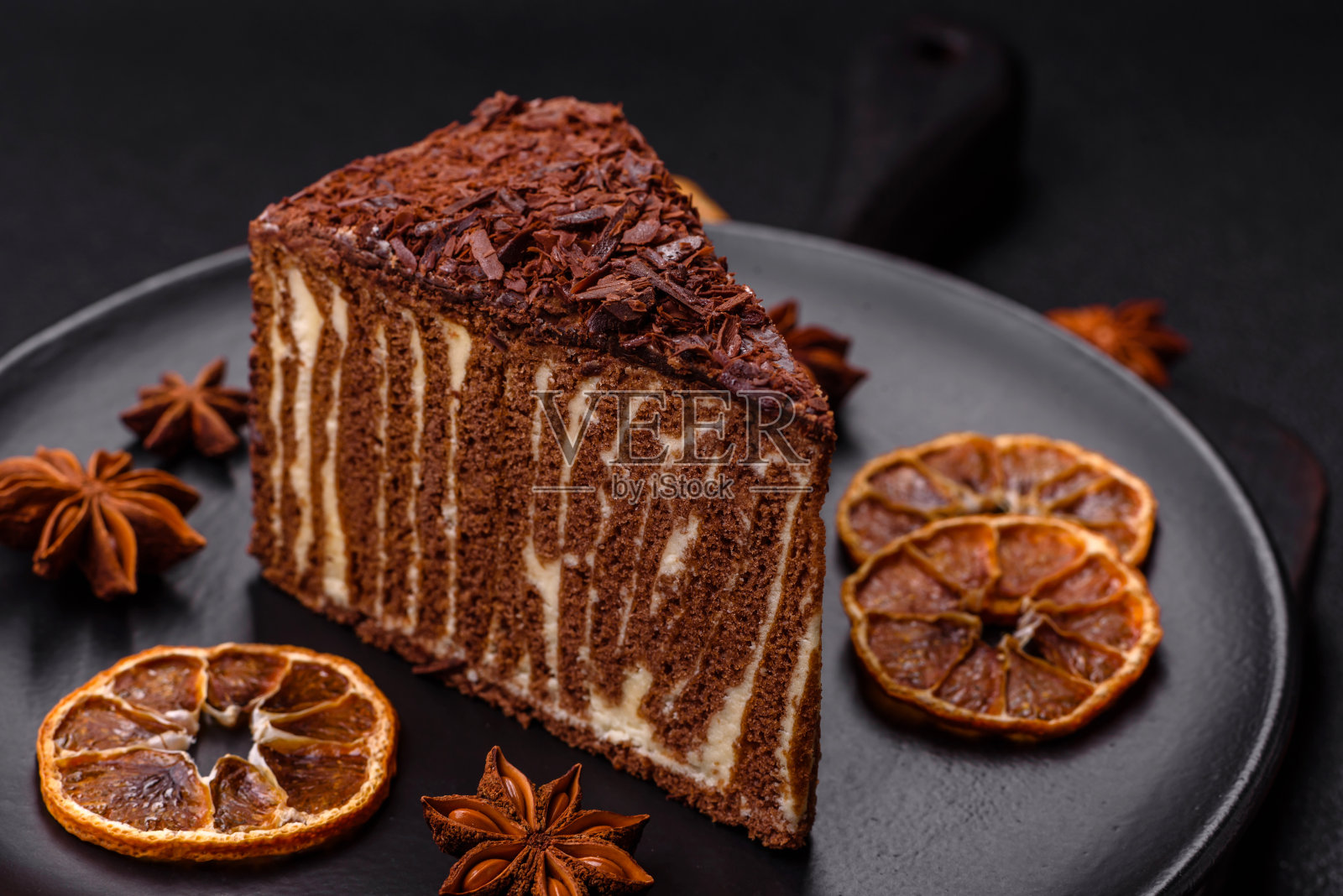 美味的新鲜芝士蛋糕或士力架，奶油和坚果放在陶瓷盘子里照片摄影图片