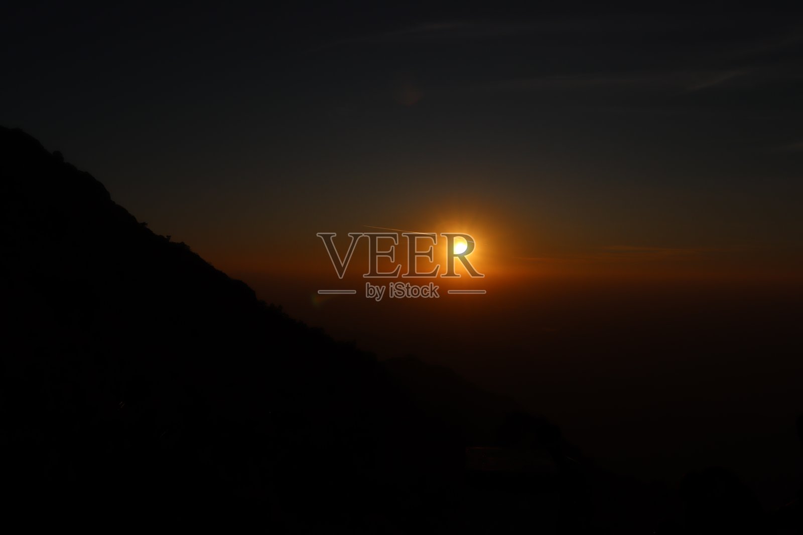 日落点，阿布山。一个地方，在那里看到美丽的日落与蓝天和山脉。日落时的天空和云彩摄影照片摄影图片