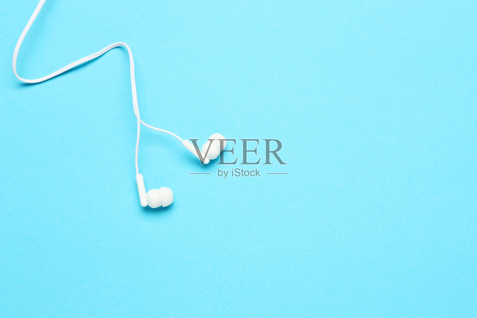 白色耳机，蓝色背景照片摄影图片