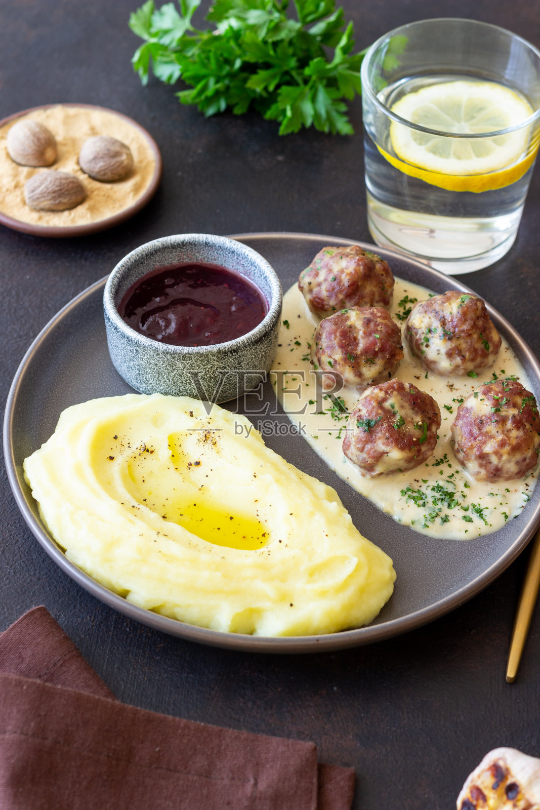 瑞典肉丸配奶油酱，土豆和越橘酱。瑞典菜。配方。照片摄影图片