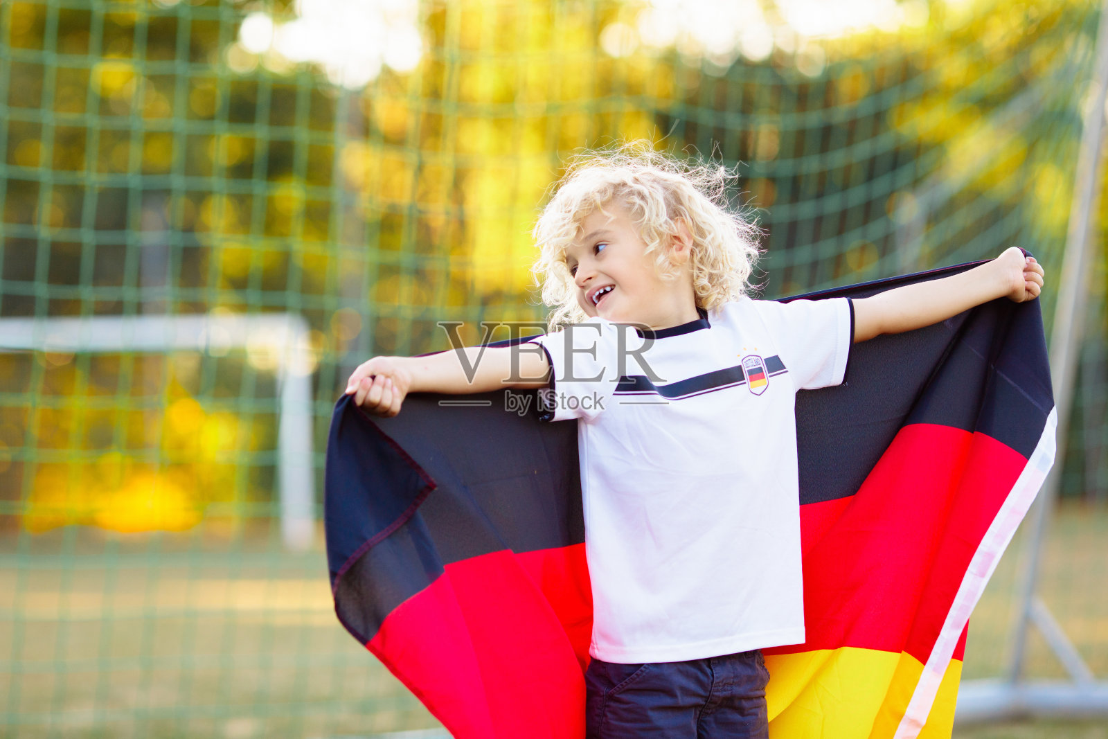 德国球迷，孩子们。孩子们踢足球。照片摄影图片