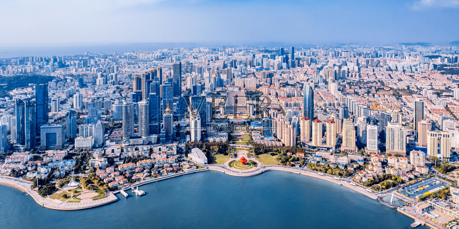 中国山东青岛，福山湾和五四广场海岸线的航拍照片照片摄影图片